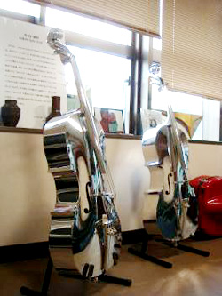 アルミ製チェロ二台目（のぞみ：左）と、一台目（まどか：右）